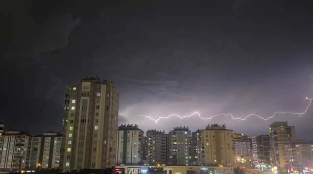 Gaziantep'te şimşekler geceyi gündüze çevirdi, vatandaşlar anları kaydetti