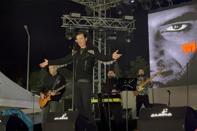 Murat Kekilli Niğde'de sahne aldı! Sevilen şarkılarını hayranlarıyla söyledi