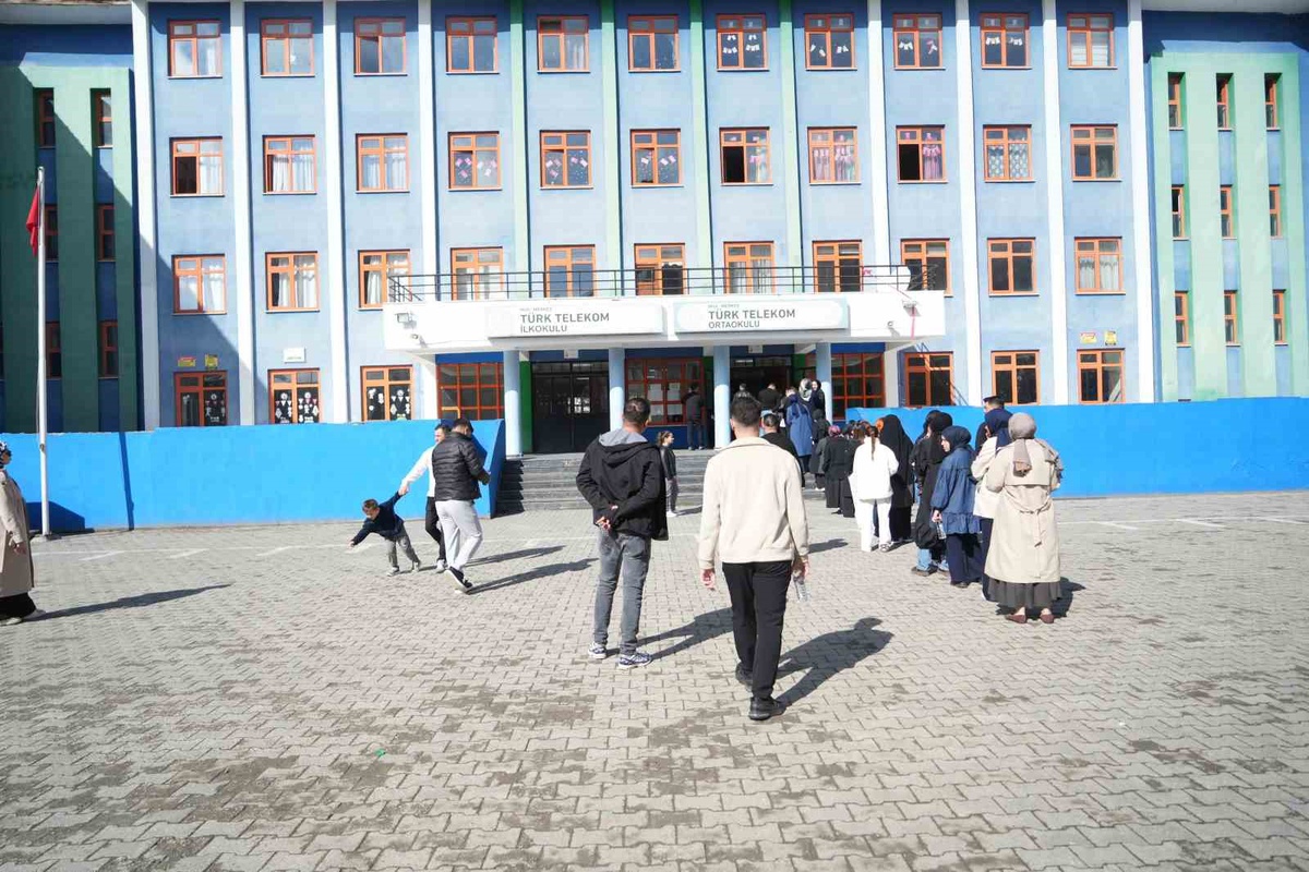 Muş\'ta KPSS Ön Lisans oturumu başladı, geç kalan adaylar surlardan atladı