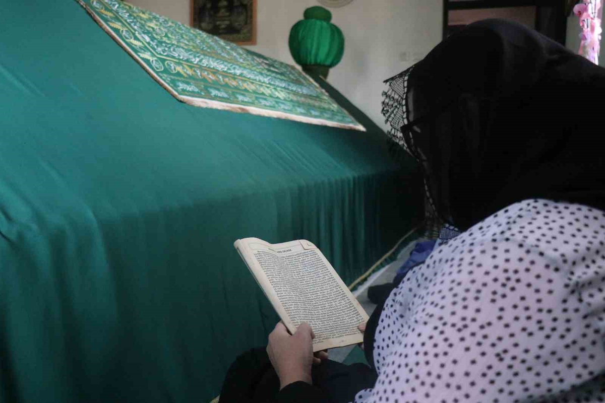 Sakarya Erenler\'deki Sakar Baba Türbesi, rivayetiyle manevi huzur arayanları ağırlıyor
