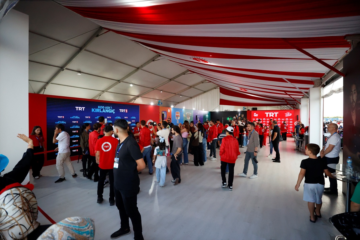 Kod Adı Kırlangıç oyuncuları Şanlıurfa\'daki TEKNOFEST\'te afiş imzaladı
