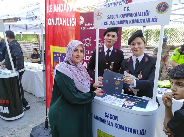Sason'da festivalde jandarma standı ilgi gördü, kadınlara KADES anlatıldı