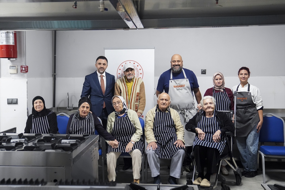 Şef Somer Sivrioğlu, Göztepe\'deki huzurevinde yaşlılarla tuzlu kek yaptı