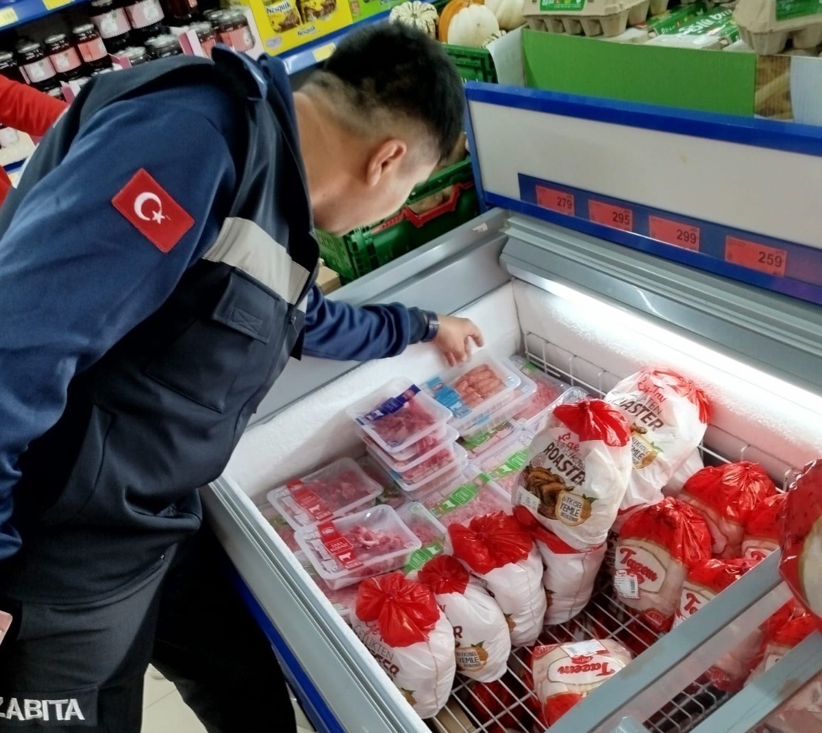 Şehzadeler zabıtası zincir marketlerde denetim yaptı, aykırılıklara işlem başlatıldı