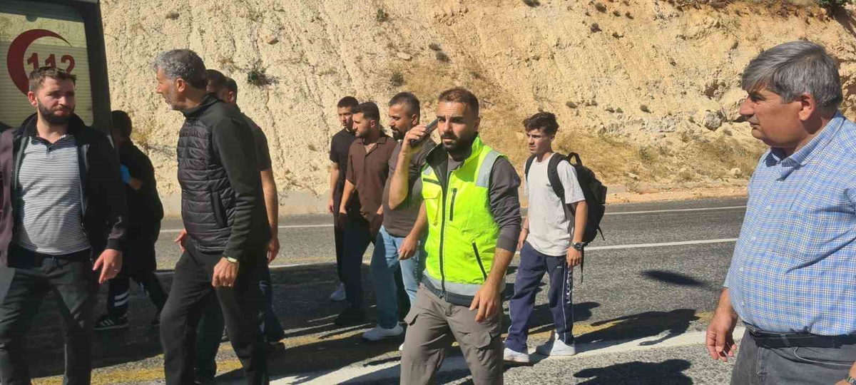 Siirt Eruh\'ta ponza yüklü tır bariyerlere çarptı, sıkışan sürücü ağır yaralandı