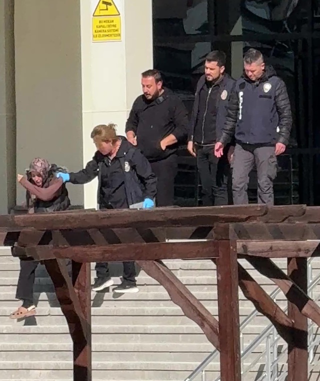 KPSS sınavına 1 dakika geç kaldı, içeri alınmayınca sinir krizi geçirdi! Okuldan yaka paça atıldı