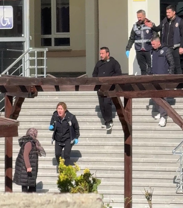 KPSS sınavına 1 dakika geç kaldı, içeri alınmayınca sinir krizi geçirdi! Okuldan yaka paça atıldı