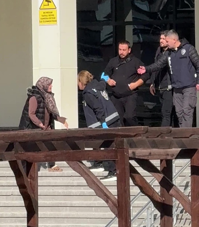 KPSS sınavına 1 dakika geç kaldı, içeri alınmayınca sinir krizi geçirdi! Okuldan yaka paça atıldı