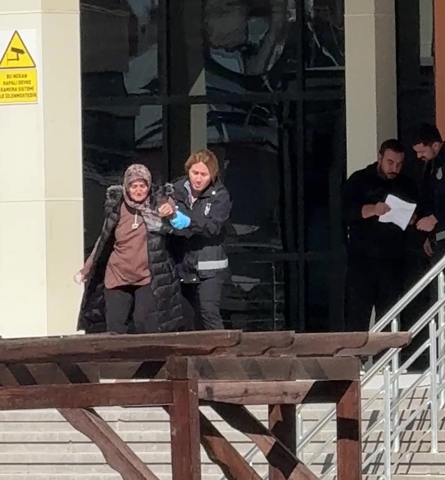 KPSS sınavına 1 dakika geç kaldı, içeri alınmayınca sinir krizi geçirdi! Okuldan yaka paça atıldı