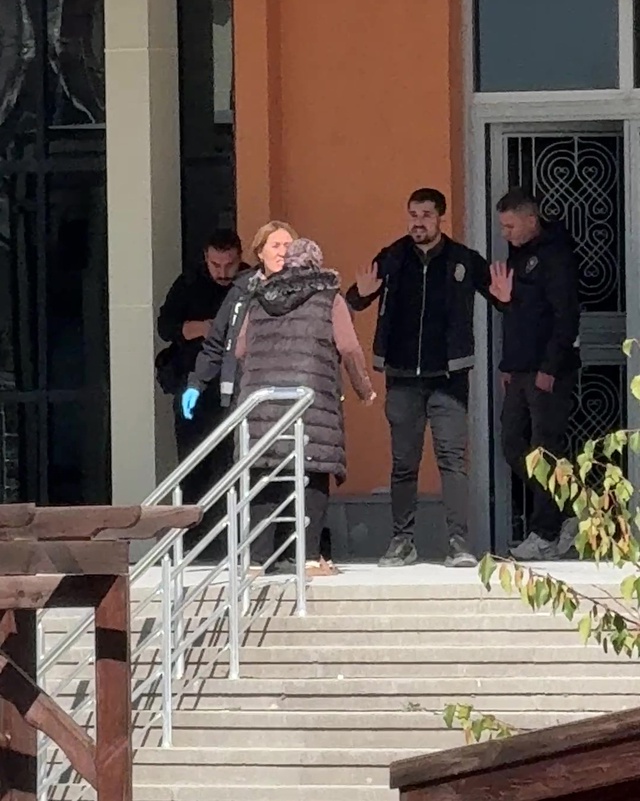 KPSS sınavına 1 dakika geç kaldı, içeri alınmayınca sinir krizi geçirdi! Okuldan yaka paça atıldı