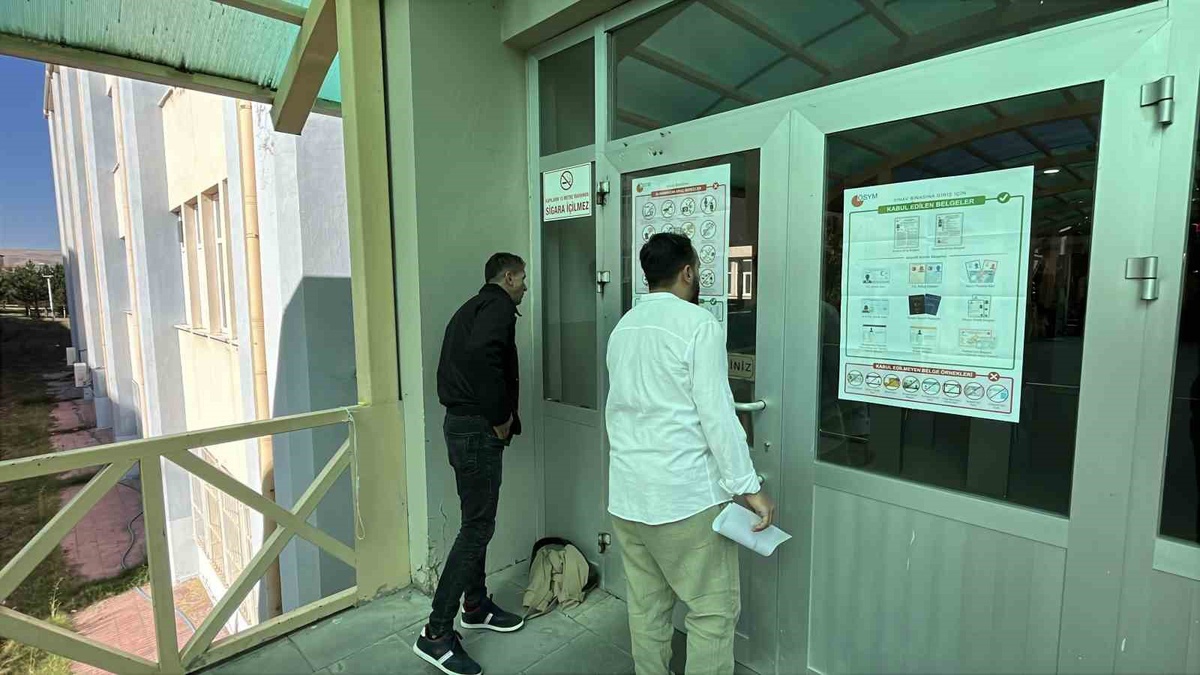 KPSS\'de saniyeler fark etti: Trafiğe takılan aday Sivas\'ta sınava giremedi
