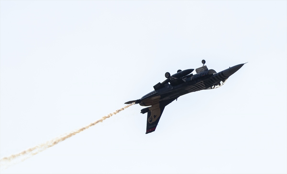 SOLOTÜRK, Şanlıurfa\'daki TEKNOFEST\'te F-16 ile Ferdi Tayfur şarkısıyla uçtu