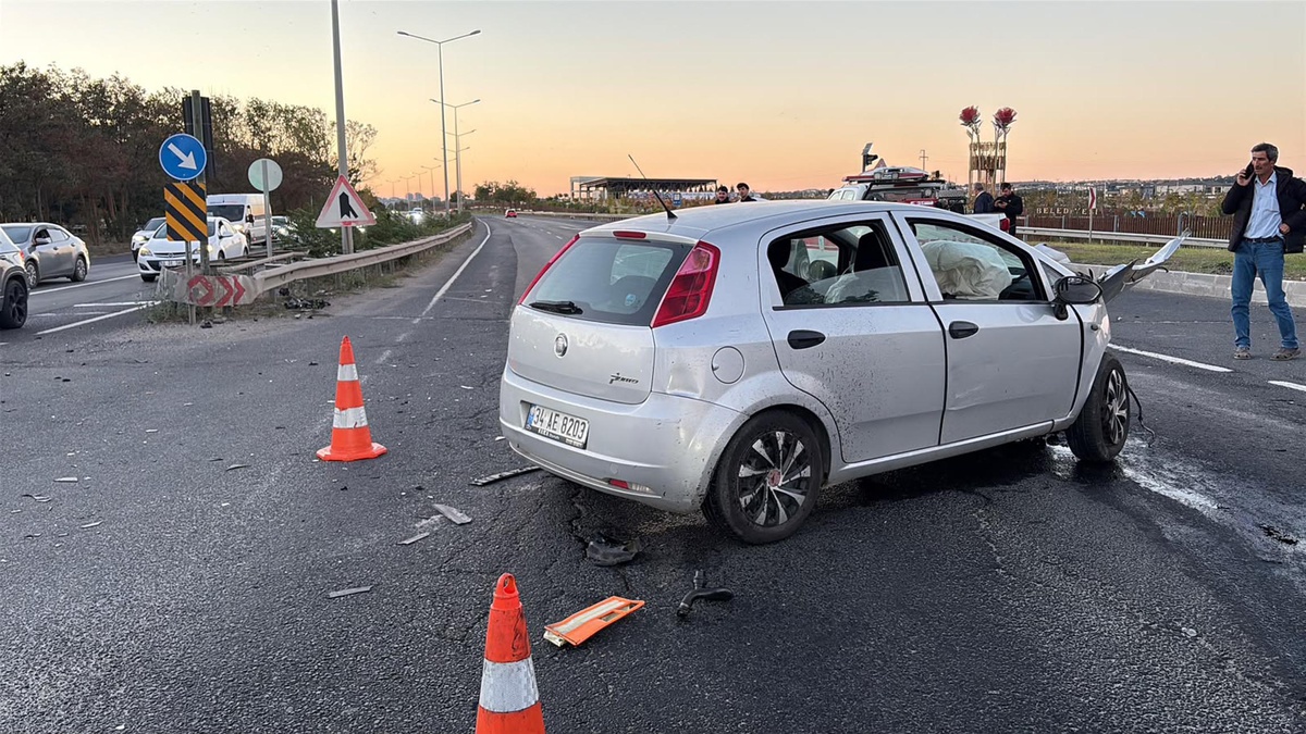 Tekirdağ Çorlu\'da kafa kafaya çarpışan otomobillerde 5 kişi yaralandı