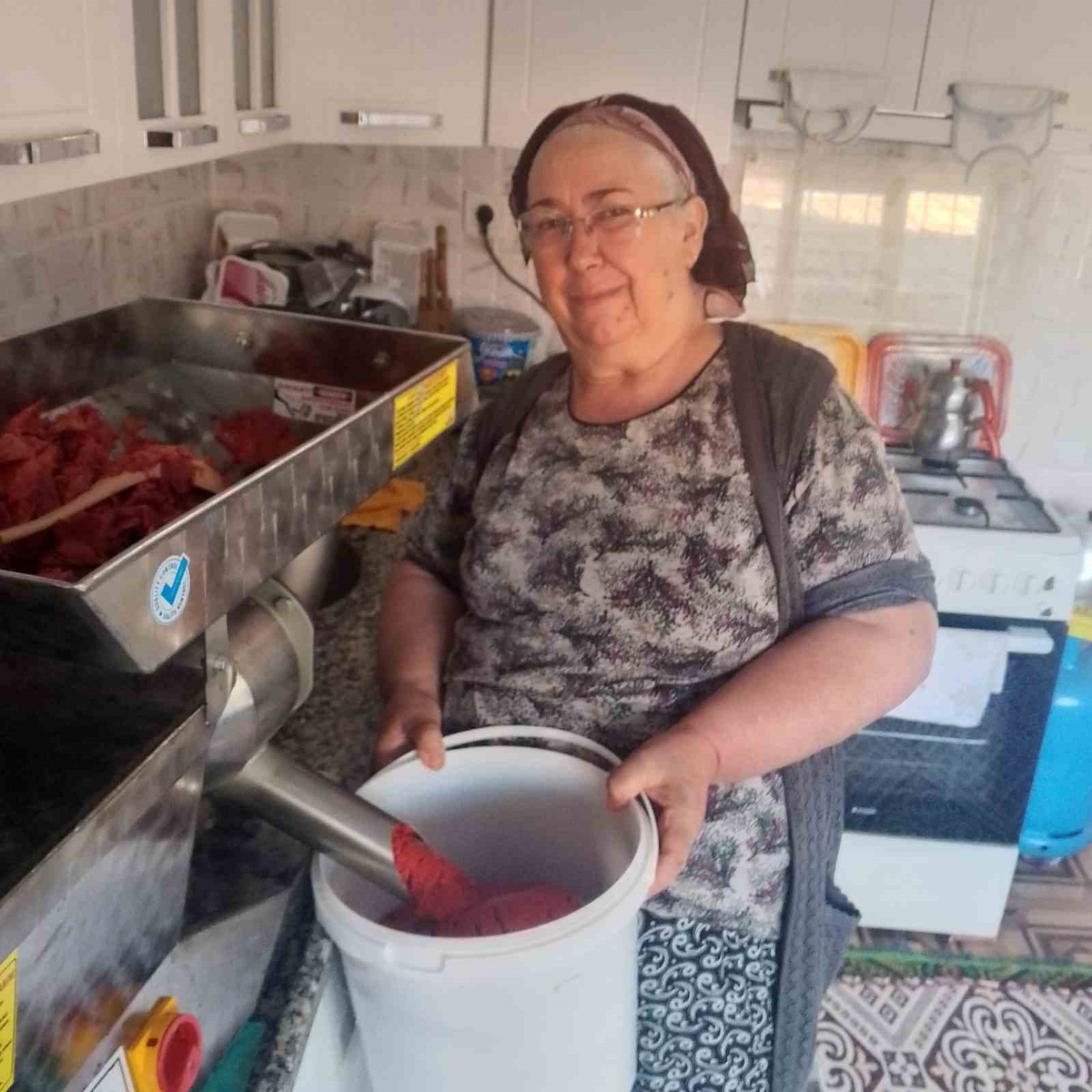 Yağmurca\'daki kadınlara salça makinesi desteği Uzunköprü Kaymakamlığı SYDV\'den geldi