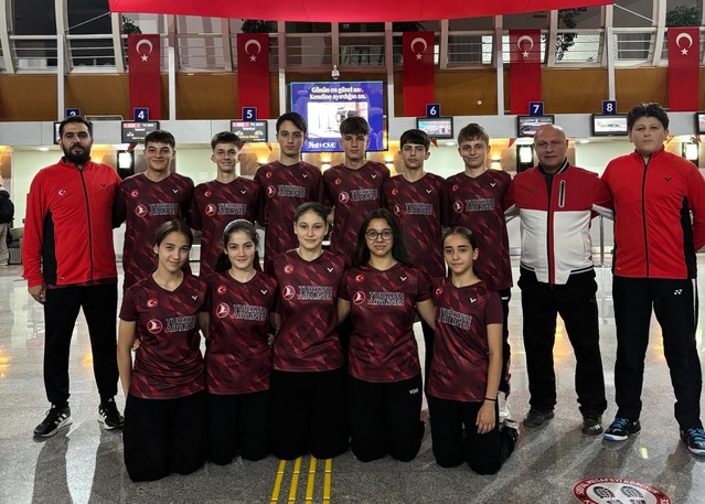 Erzincan'daki kampını tamamlayan 15 Yaş Altı Badminton Milli Takımı Norveç'e gitti