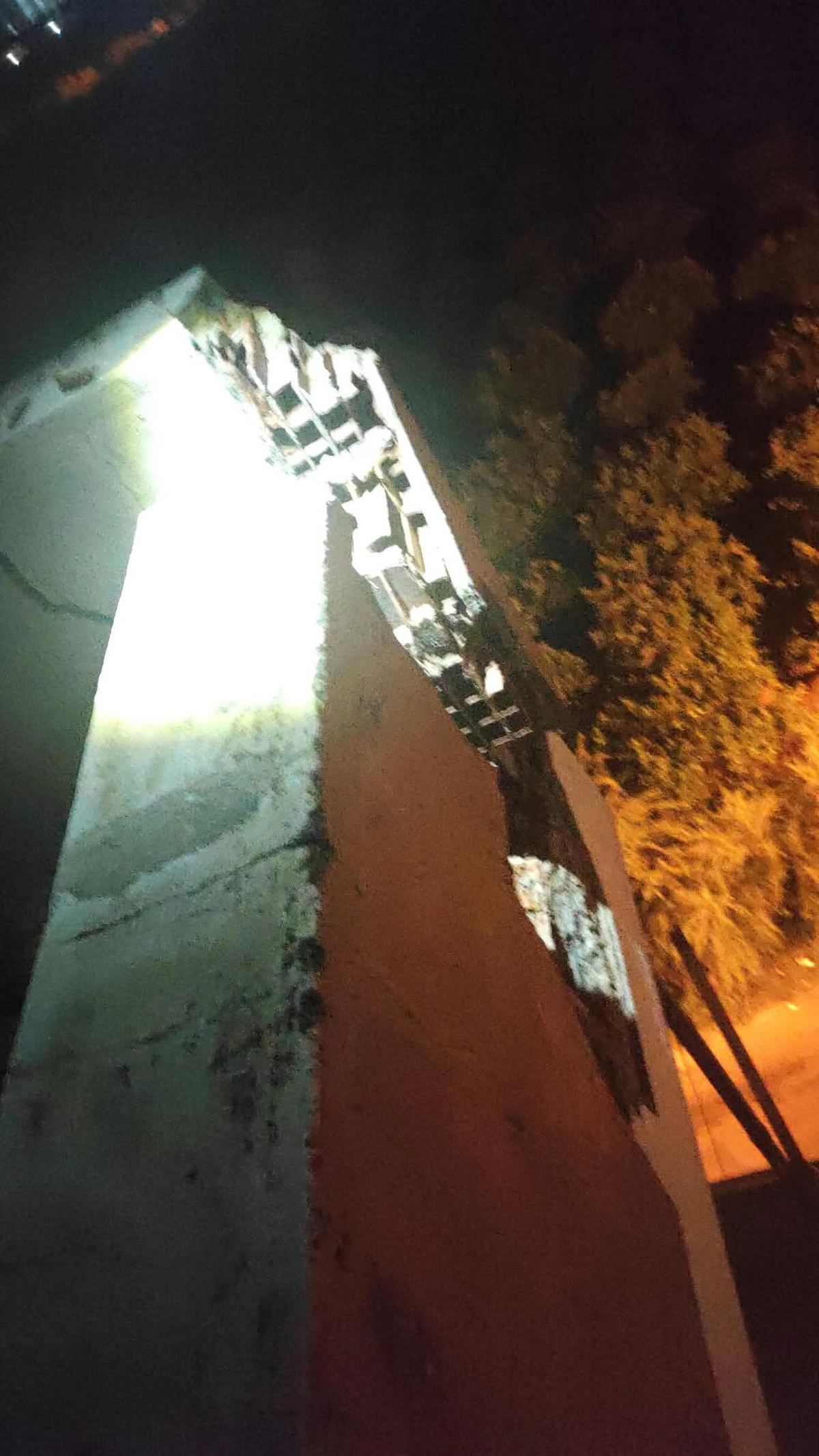 Adana Kozan\'da yıldırım düşen apartmandan kopan tuğlalar 2 otomobile hasar verdi