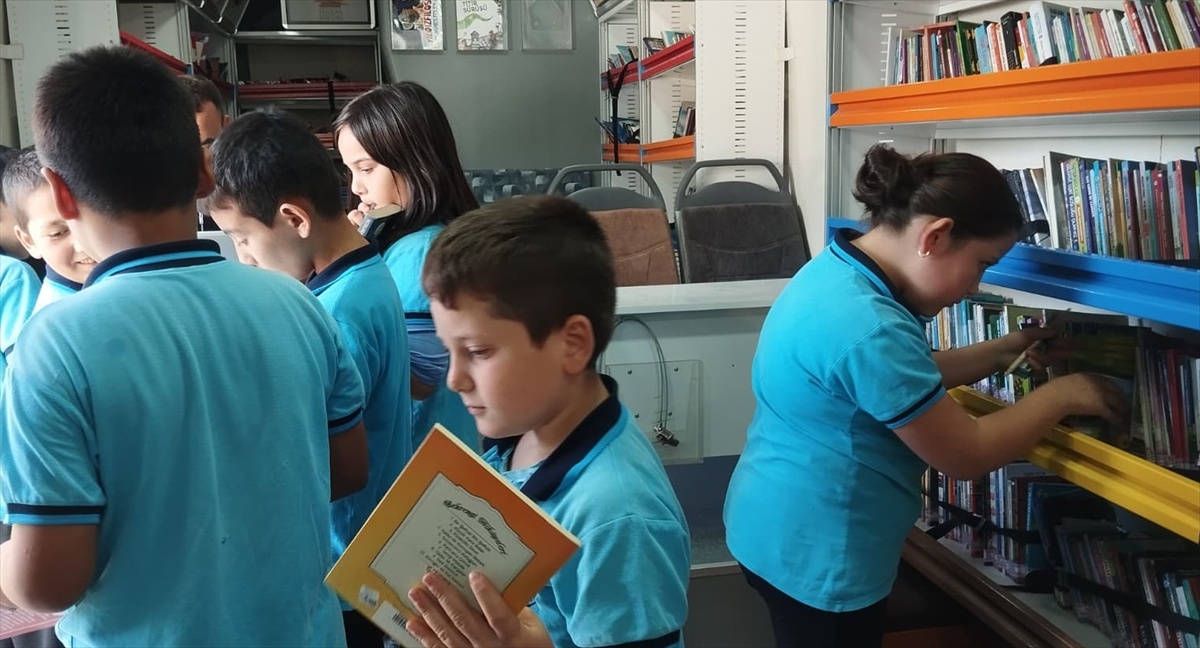 Gezici kütüphane Adana Sarıçam\'da 80 öğrenciye ödünç kitap imkânı sundu