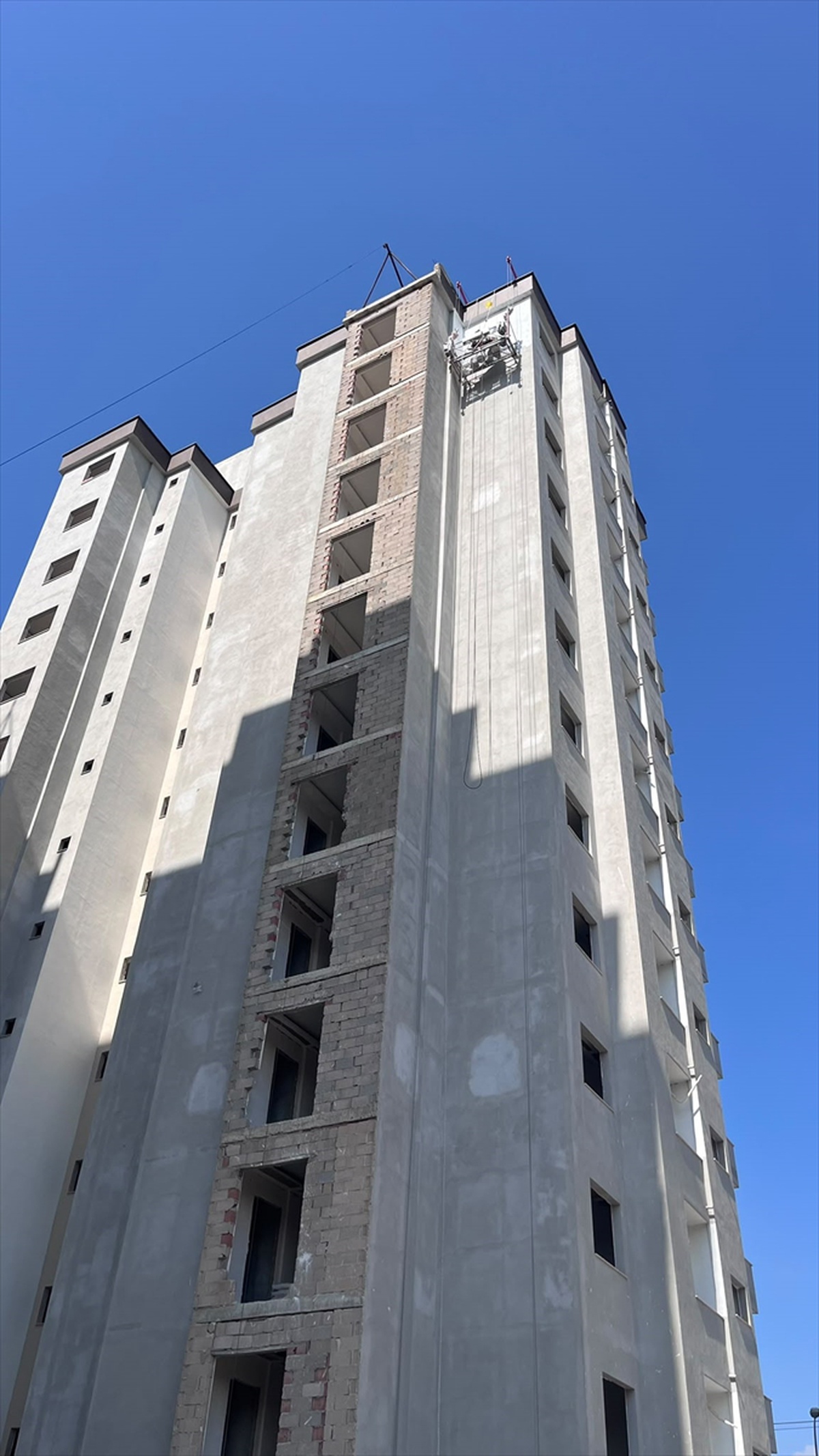 Adana Seyhan\'da iskelesi arızalanan 2 işçi 11. katta mahsur kalınca itfaiye kurtardı