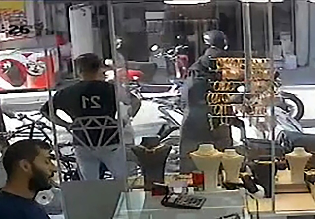 Adana Seyhan'da 2 bin 300 lirası bulunan çanta gasbı kamerada, bir şüpheli tutuklandı