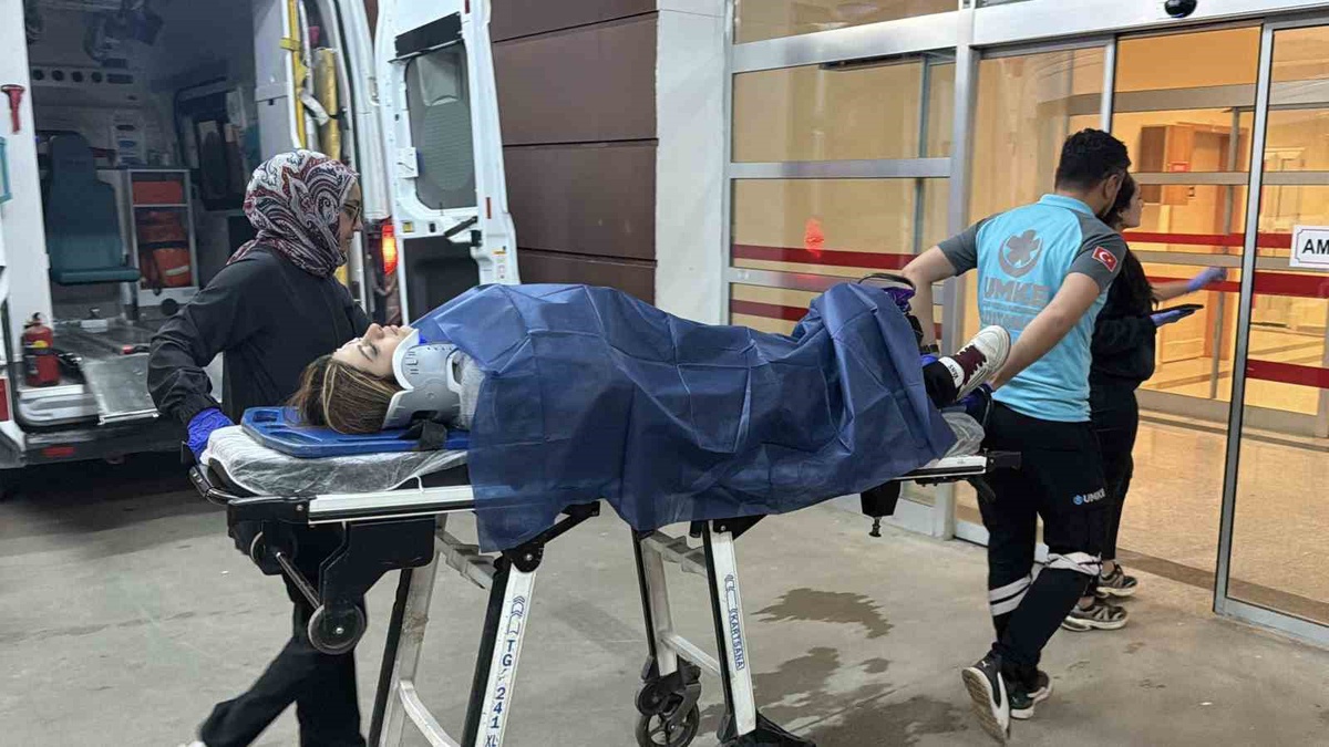 Adıyaman\'da motosiklet ile iki otomobil çarpıştı, yaralı 2 kişi hastaneye kaldırıldı