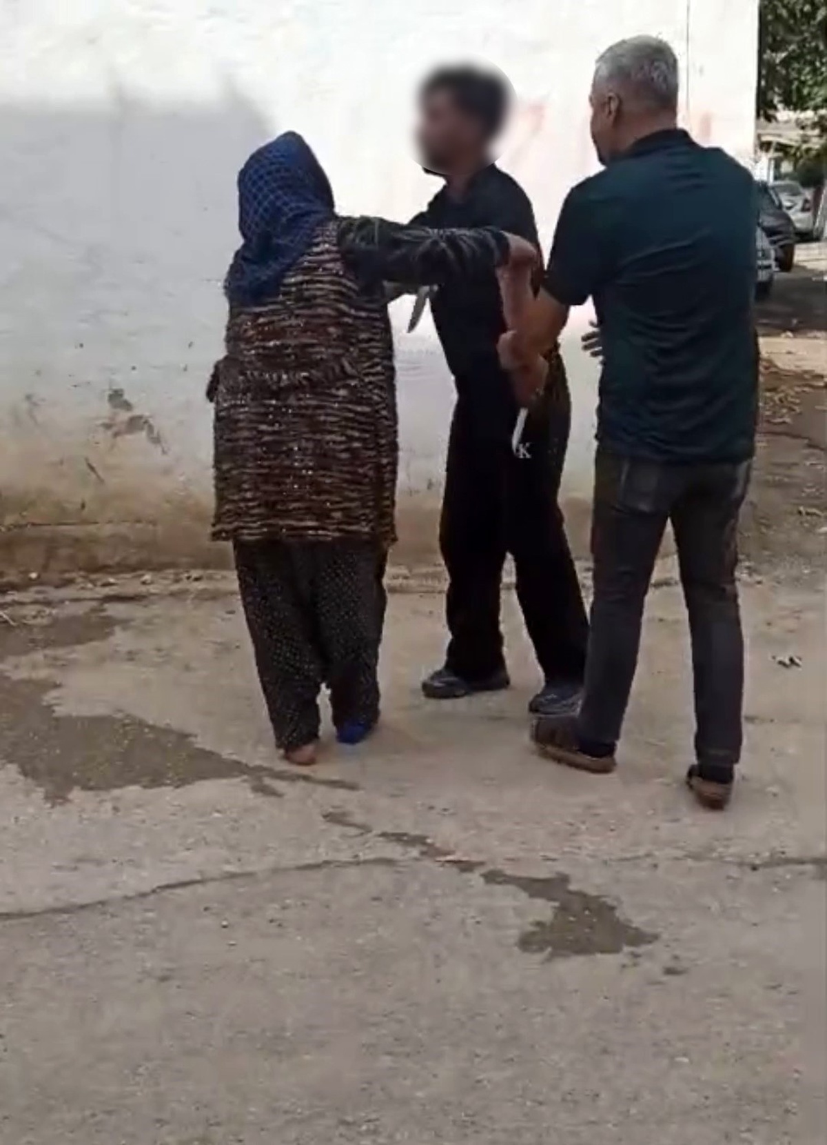 Adıyaman\'da iki grup kavga etti, çift bıçaklı şahsı polis biber gazıyla durdurdu