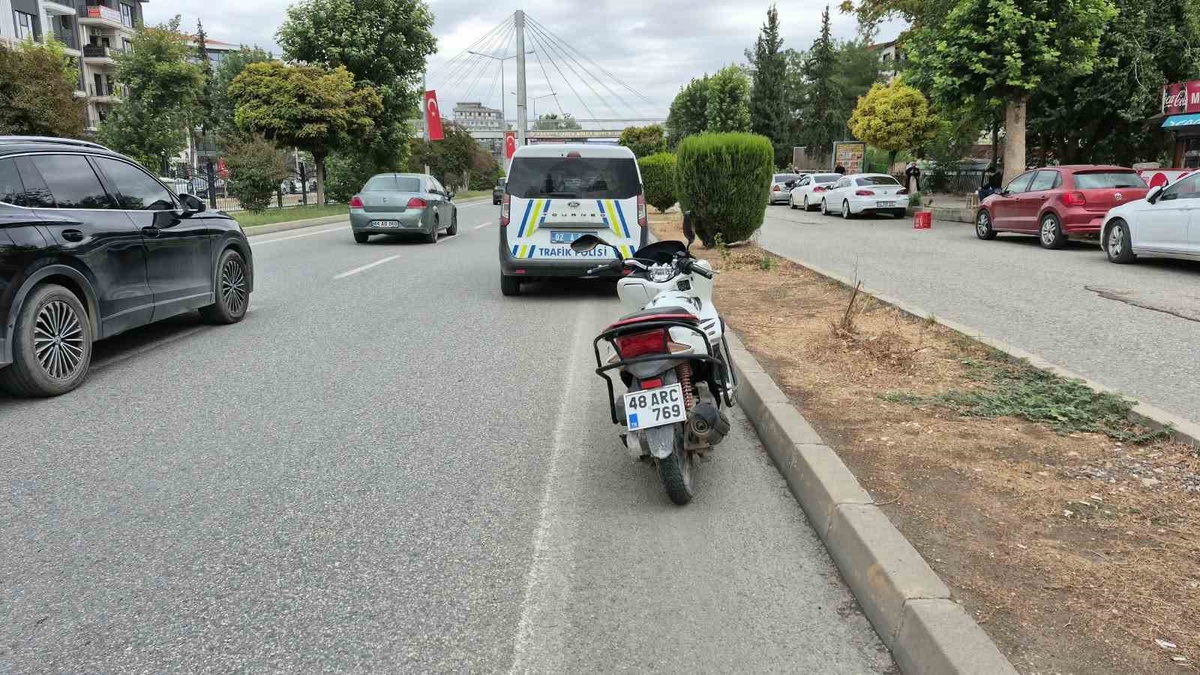 Adıyaman Atatürk Bulvarı\'nda yayaya motosiklet çarptı, 1\'i ağır 2 kişi yaralandı