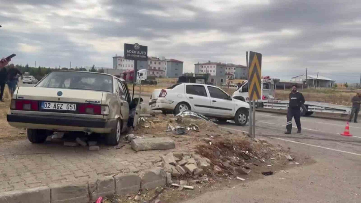 Adıyaman Kahta\'da iki otomobil kafa kafaya çarpıştı, 5 kişi yaralandı