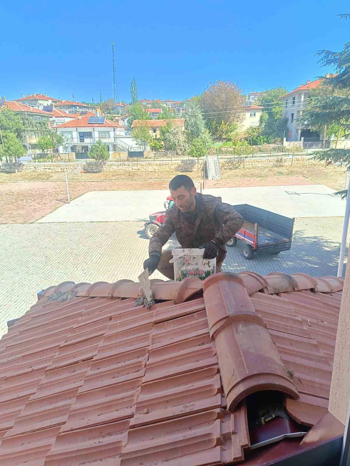 Afyonkarahisar Bolvadin\'de muhtar hayırsever desteğiyle okulun çatısını onardı
