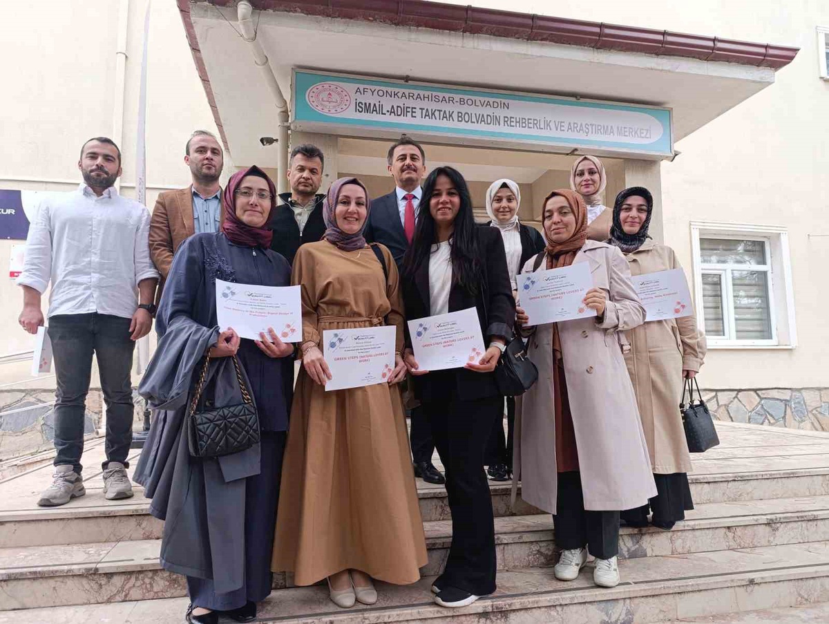 Bolvadin\'de e-Twinning projeleriyle Ulusal Kalite Etiketi alan öğretmenler belge aldı