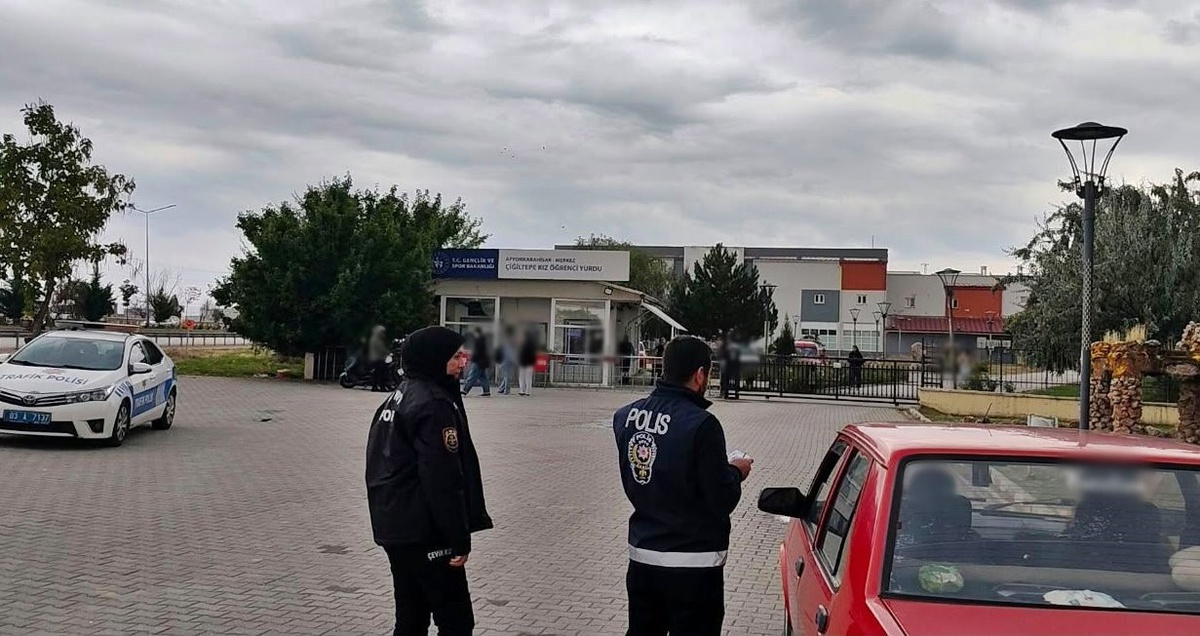Afyonkarahisar\'da polis, okul çevresi ve parklarda 326 kişiyi sorguladı