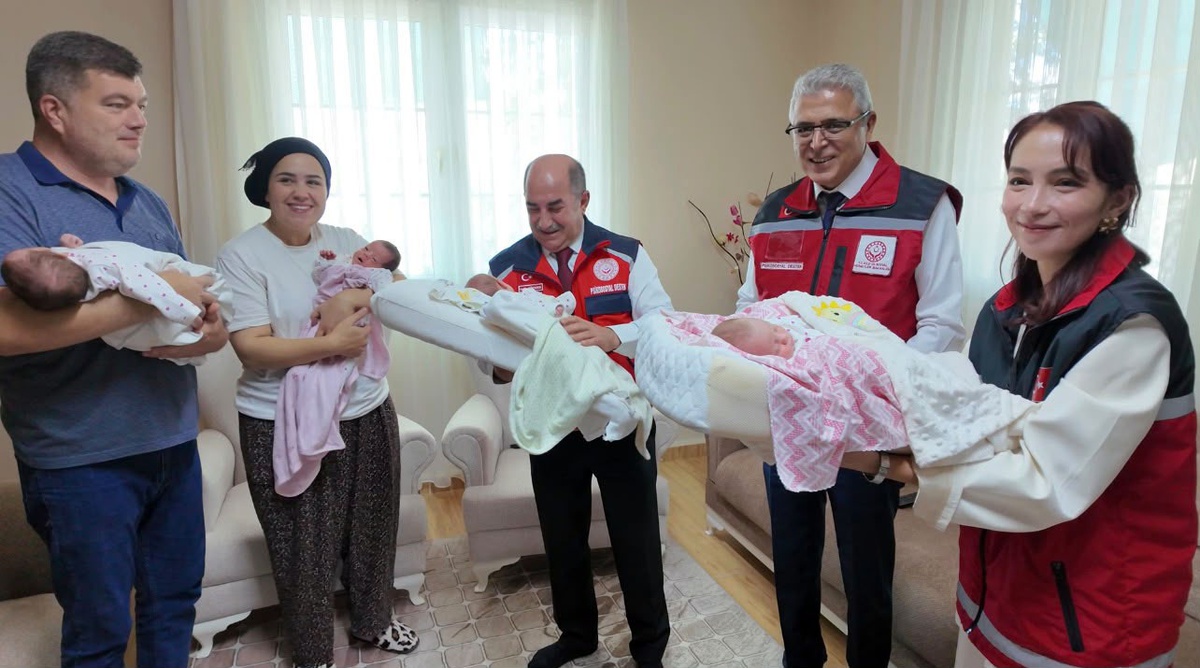Tüp bebek tedavisi gören Kaşlı çift, dördüz kız bebeklerine kavuştu