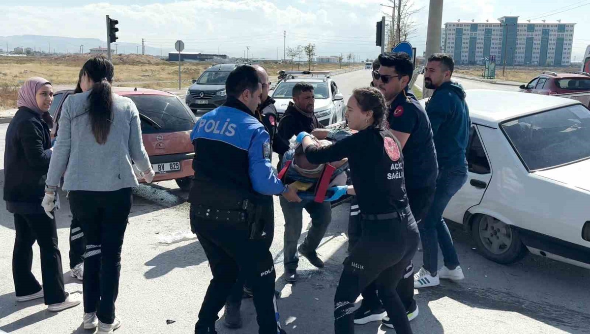 Aksaray\'da kavşakta çarpışan iki otomobilin 2 sürücüsü hastaneye kaldırıldı