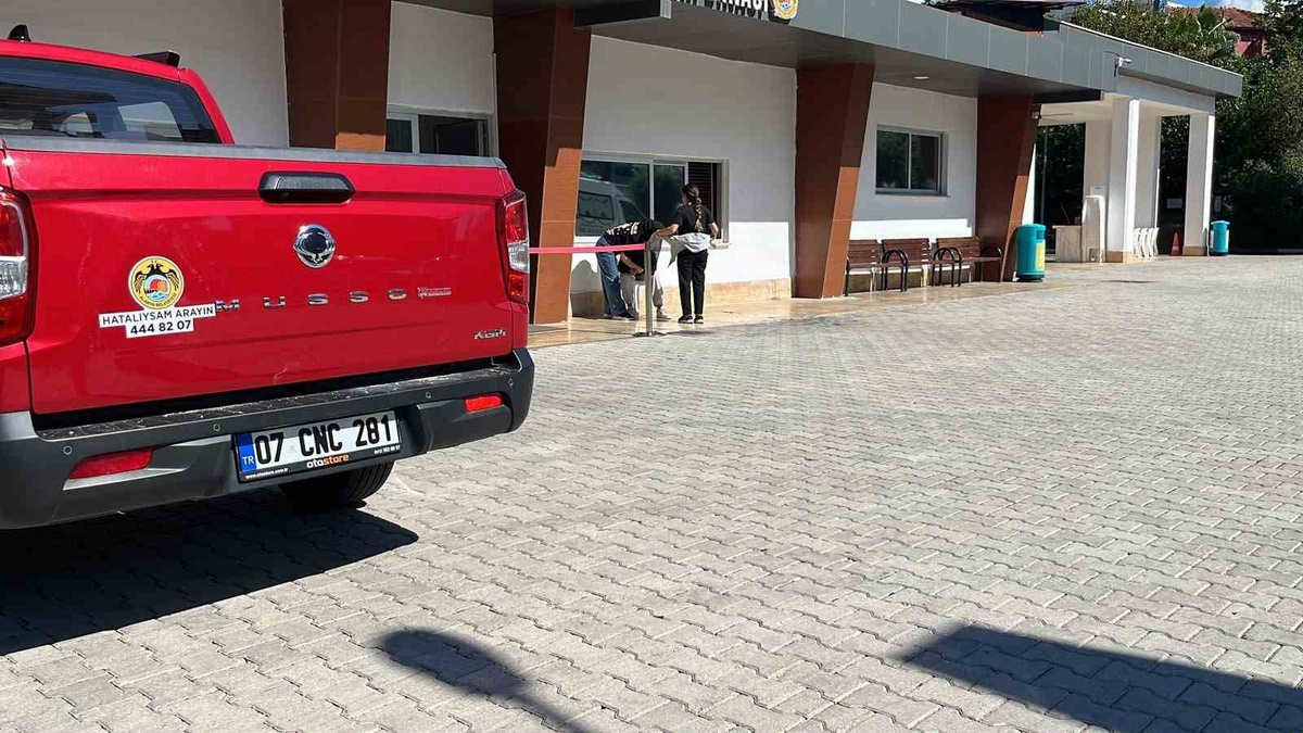 Alanya\'da kamyonetle çarpışan 20 yaşındaki motosiklet sürücüsü hayatını kaybetti