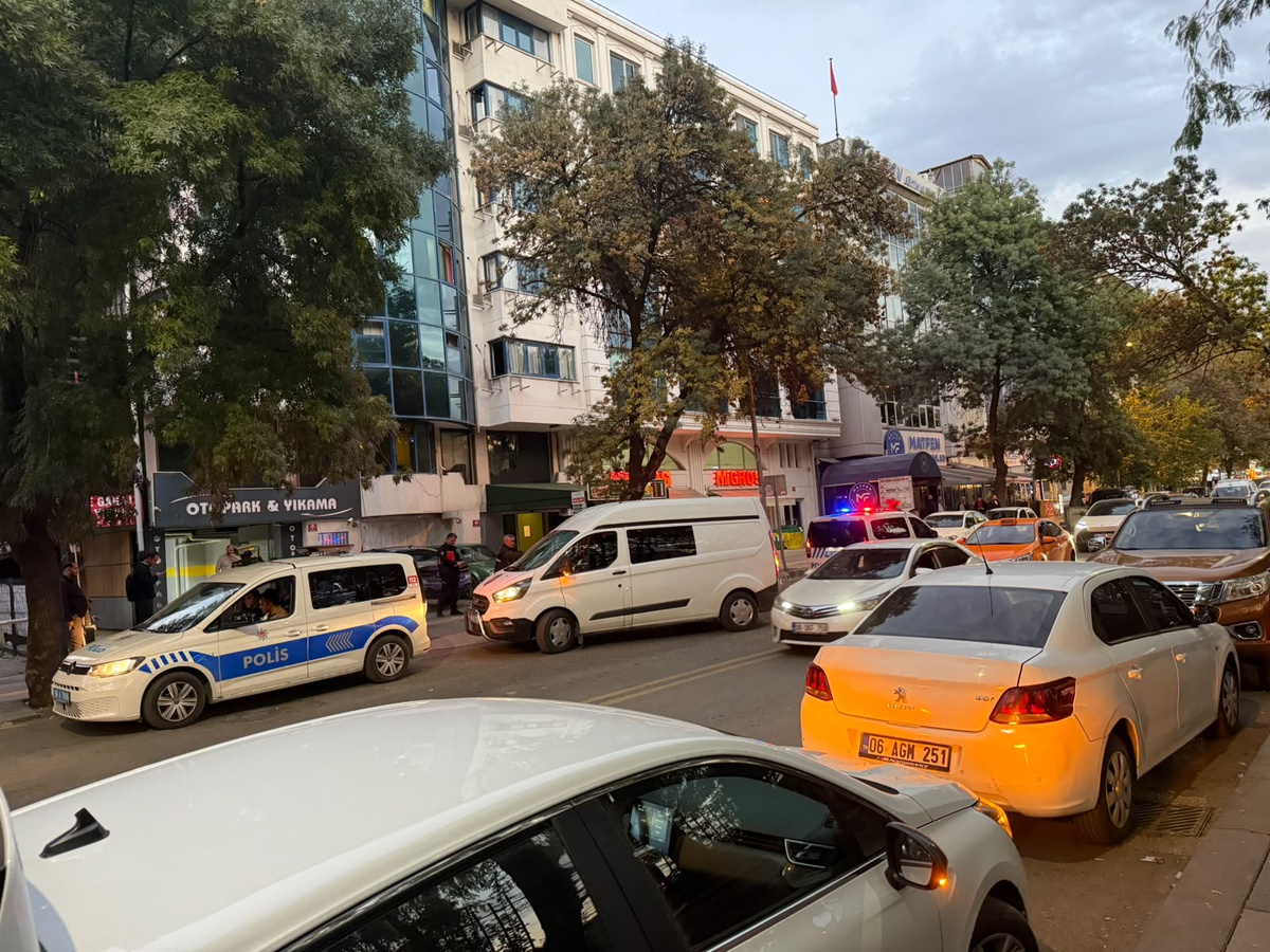 Ankara\'da bir kadın, otelin 6. katından otomobilin üzerine düşüp ağır yaralandı