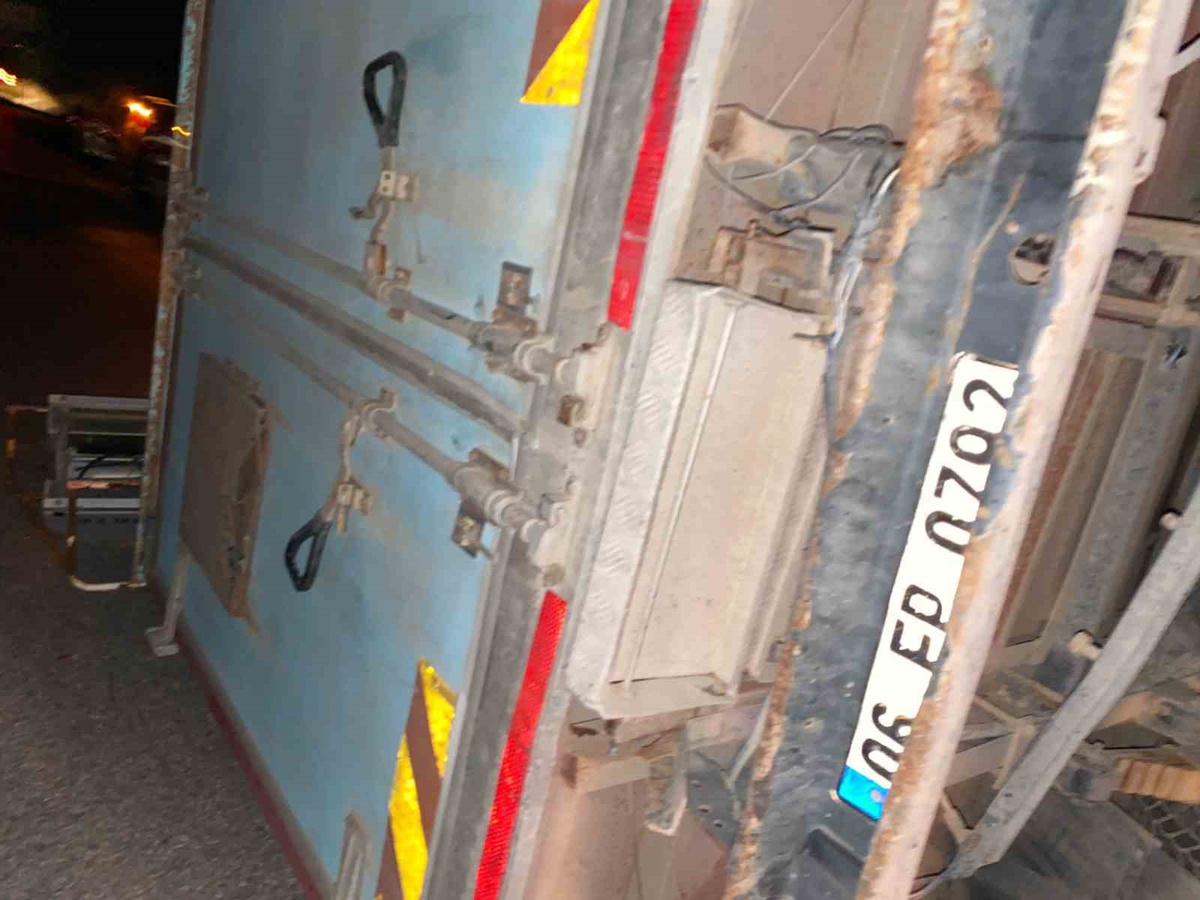 Ankara Kahramankazan\'da kamyonet kepçeye arkadan çarptı, iki sürücü yaralandı
