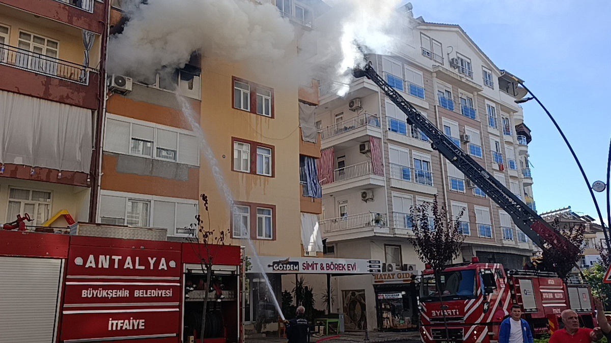 Antalya Manavgat\'ta 5 katlı binadaki yangında 2\'si çocuk 4 kişiyi itfaiye kurtardı