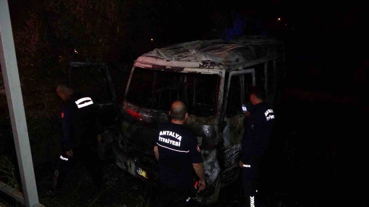 Antalya Manavgat\'ta bahçede park halindeki minibüs yangında kullanılamaz hale geldi