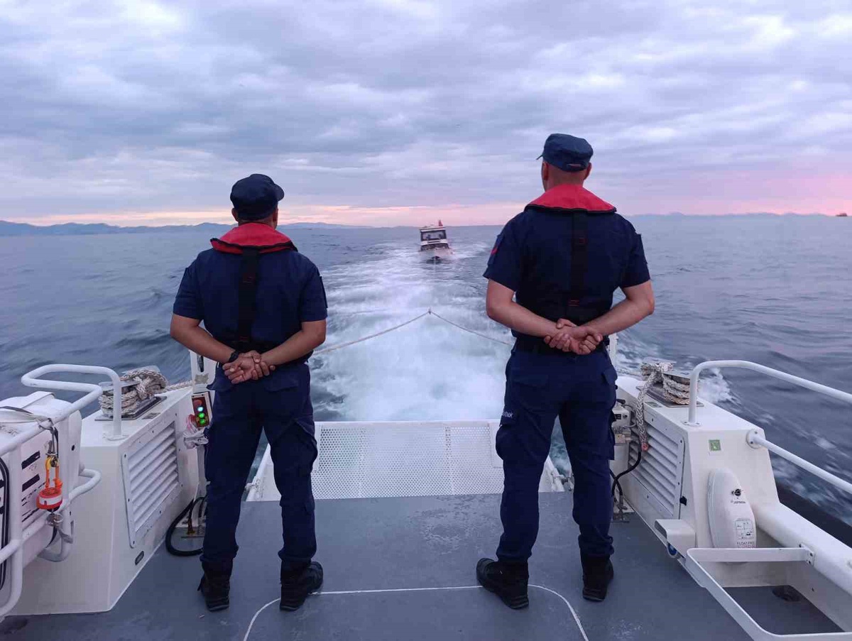 Aydın Didim açıklarında sürüklenen teknedeki 3 kişiyi Sahil Güvenlik botu kurtardı