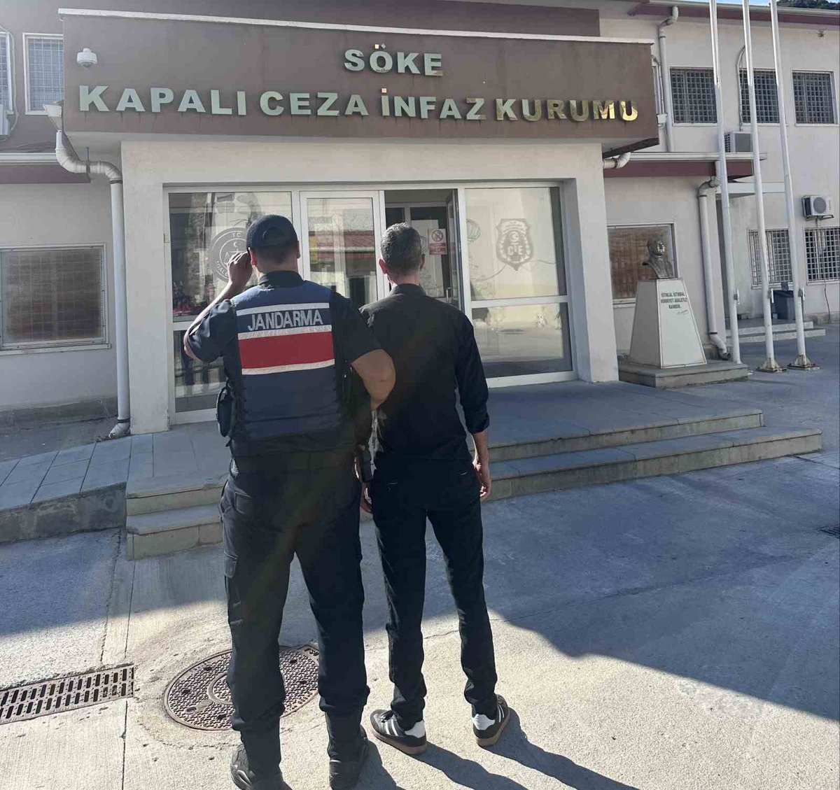 Aydın Söke\'de jandarma, 10 yıl hapis cezalı hükümlüyü yakalayıp cezaevine teslim etti