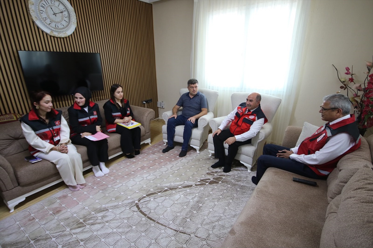 Bakan Göktaş, Antalya\'da dördüz bebekleri olan çiftle görüntülü görüştü