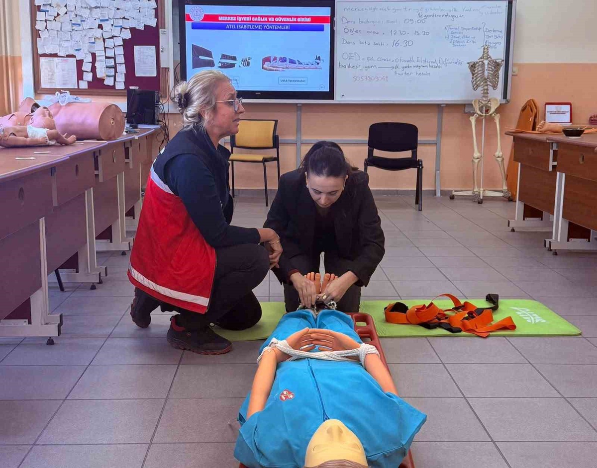 Balıkesir\'de öğretmen ve personele ilk yardımda hasta taşıma teknikleri gösterildi