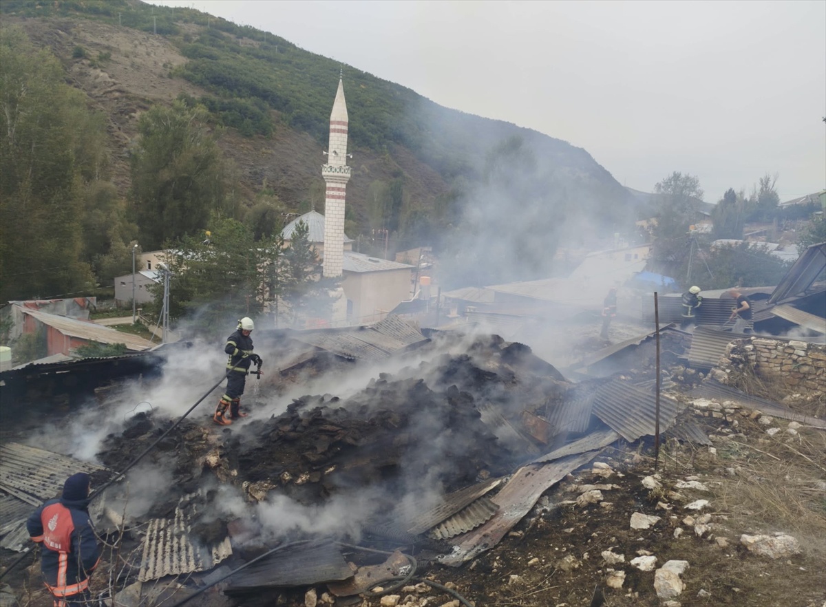 Bayburt Heybetepe\'de bir evin çatısında çıkan yangın 5 evde hasara yol açtı
