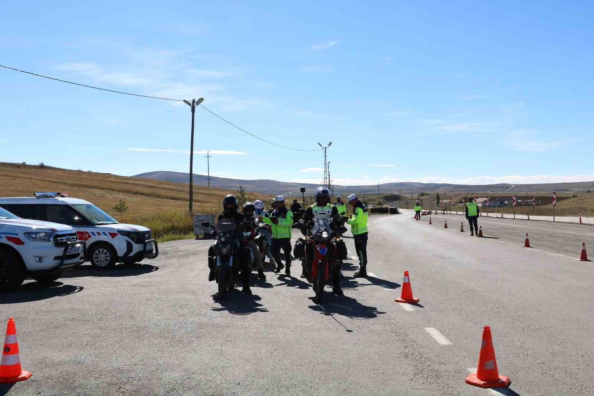 Bayburt\'ta jandarma, motosiklet sürücülerine denetim yapıp yerinde eğitim verdi