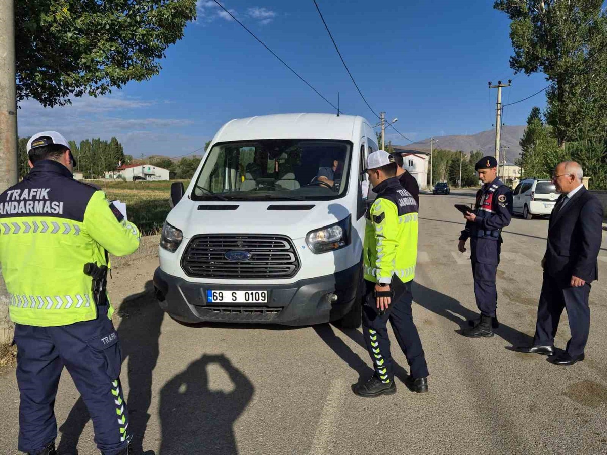 Bayburt\'ta taşıma merkezi okulların servis araçları trafik jandarmasınca denetlendi
