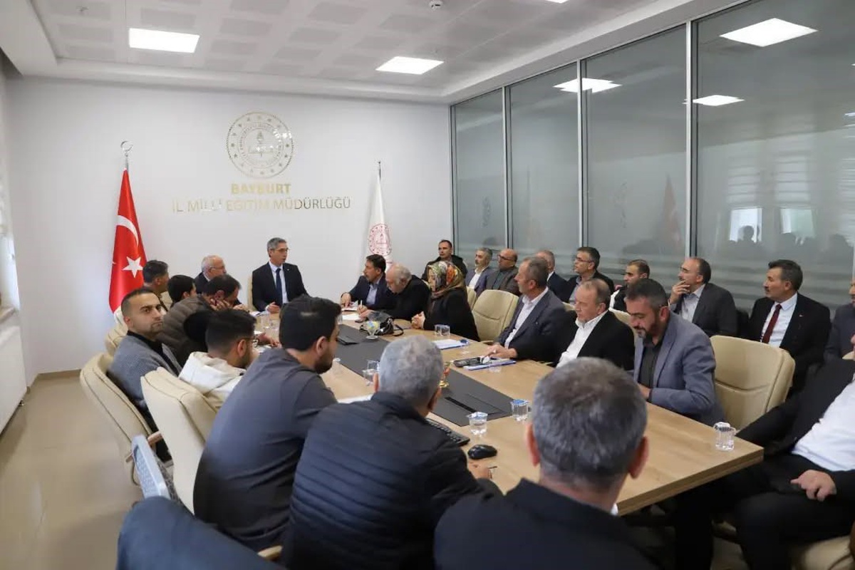 Bayburt\'ta okul müdürleriyle taşımalı eğitimde güvenli ulaşım masaya yatırıldı
