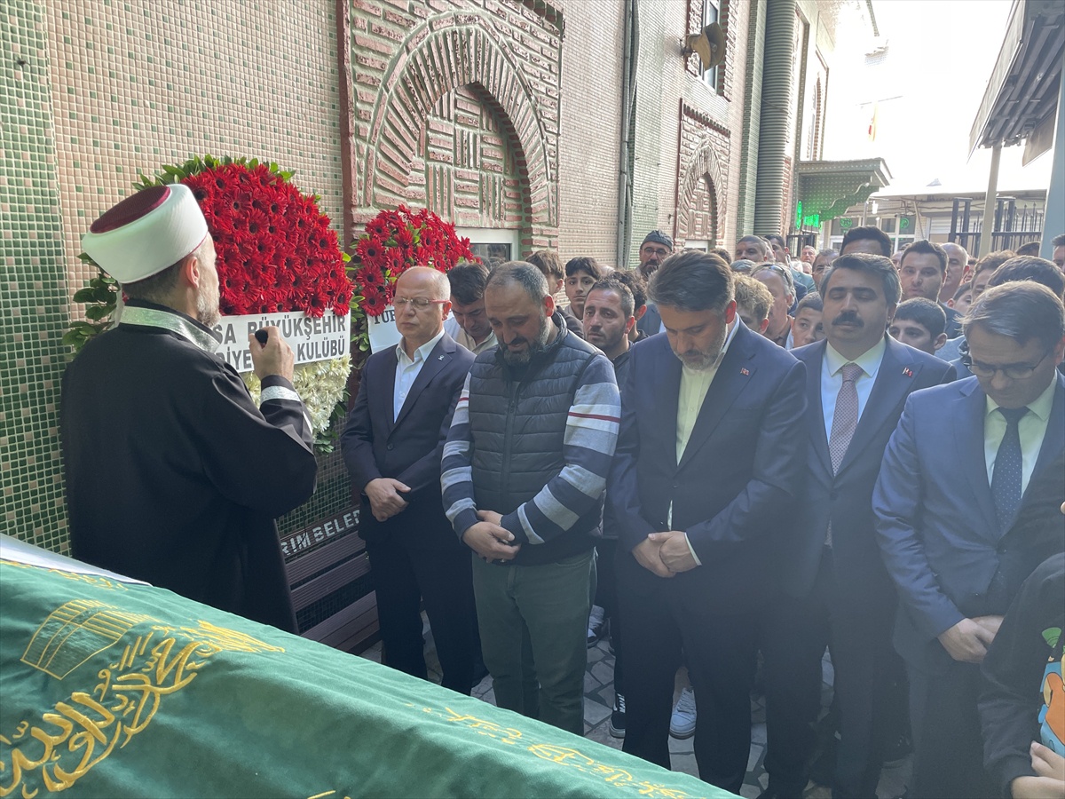 Beynine pıhtı attığı öğrenilen Türkiye şampiyonu güreşçi Turp Bursa\'da defnedildi