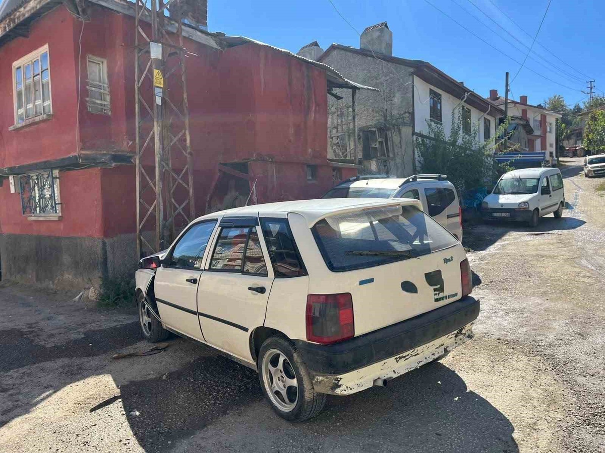 Bilecik Kurtköy\'de otomobil elektrik direğine çarptı, 1 kişi yaralandı