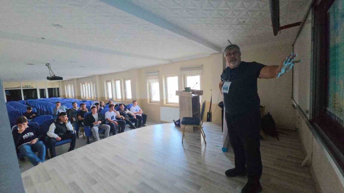 Bitlis Tatvan\'da 18 öğrenci, MikroROV pilot eğitimiyle su altı robotlarını öğreniyor.