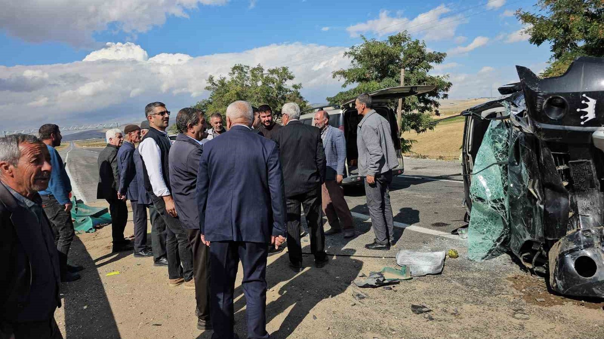 Bitlis Adilcevaz\'da kara yolunda kamyonet takla attı, 2 kişi yaralandı