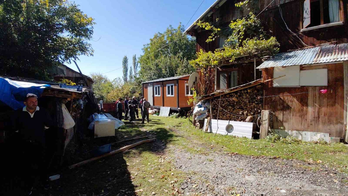Bolu Mudurnu\'da ahşap evin bacasındaki yangını köylüler vanalarla söndürdü